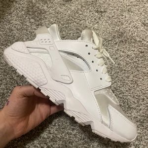 LIGHTLY USED WHITE NIKE HUARACHES